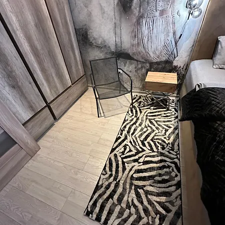 The Mirrors Apartment