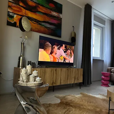 The Mirrors Apartment *
