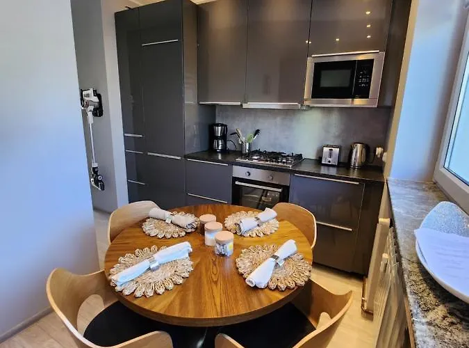 The Mirrors Apartment